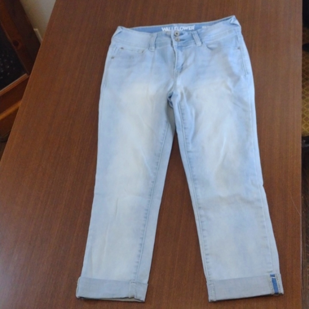 Wallflower light wash cropped jeans size 9